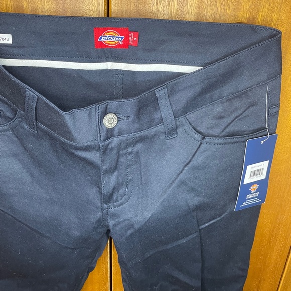 NWT Dickie’s women’s slim fit bootcut - Size 9 but fits way more like a 7! - Picture 1 of 5